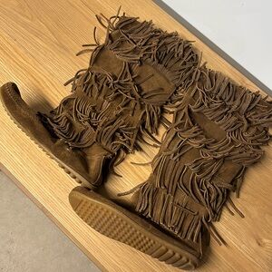 Minnetonka fringe calf high moccasin boot Sz 7 women’s